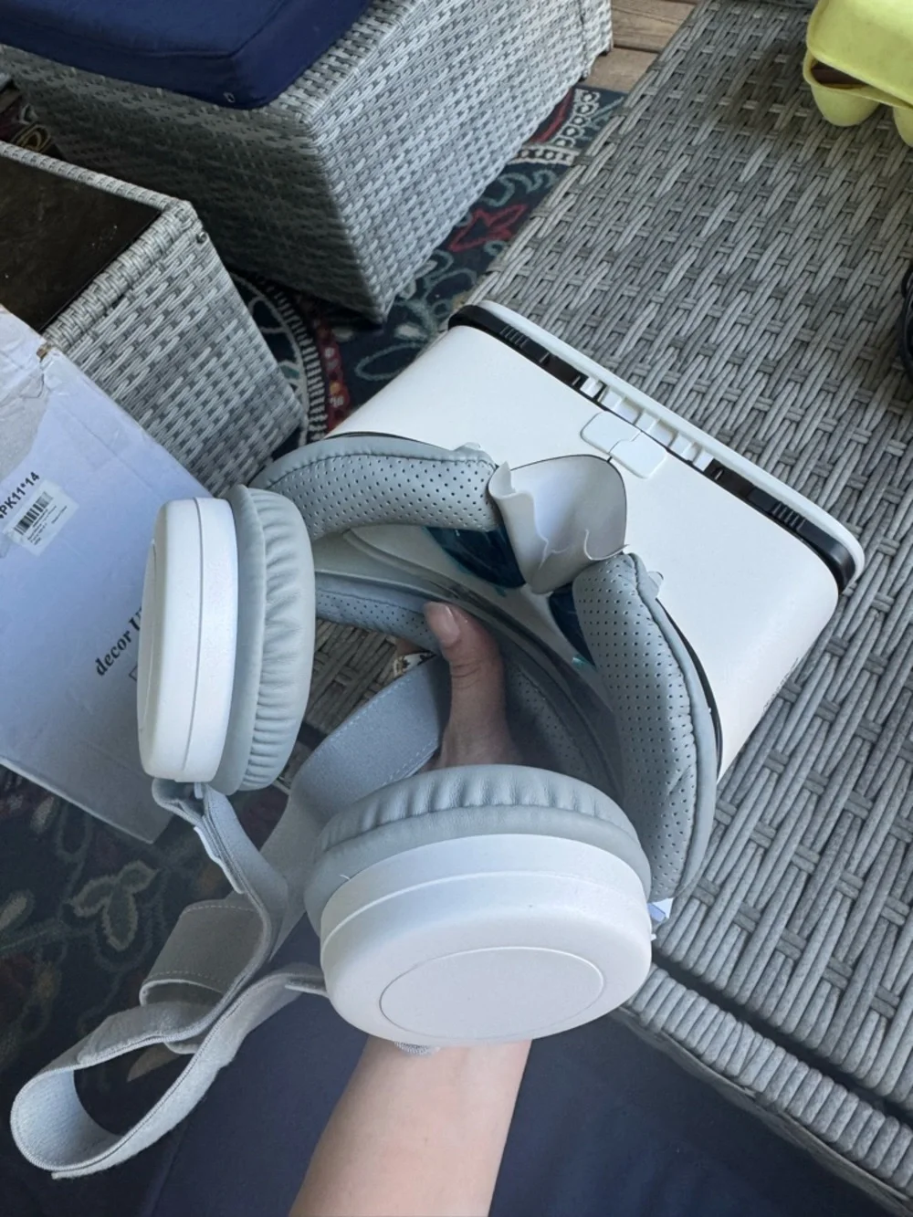 Coconuts by Matisse White VR Headset with Bluetooth Headphones